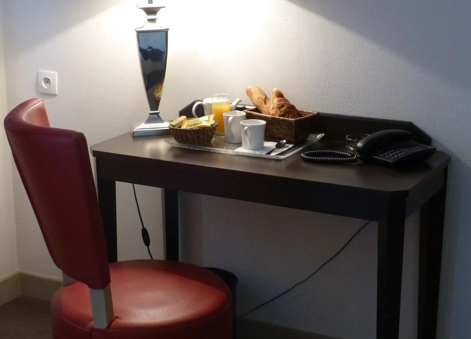 **  Hotel Little Regina Paris France