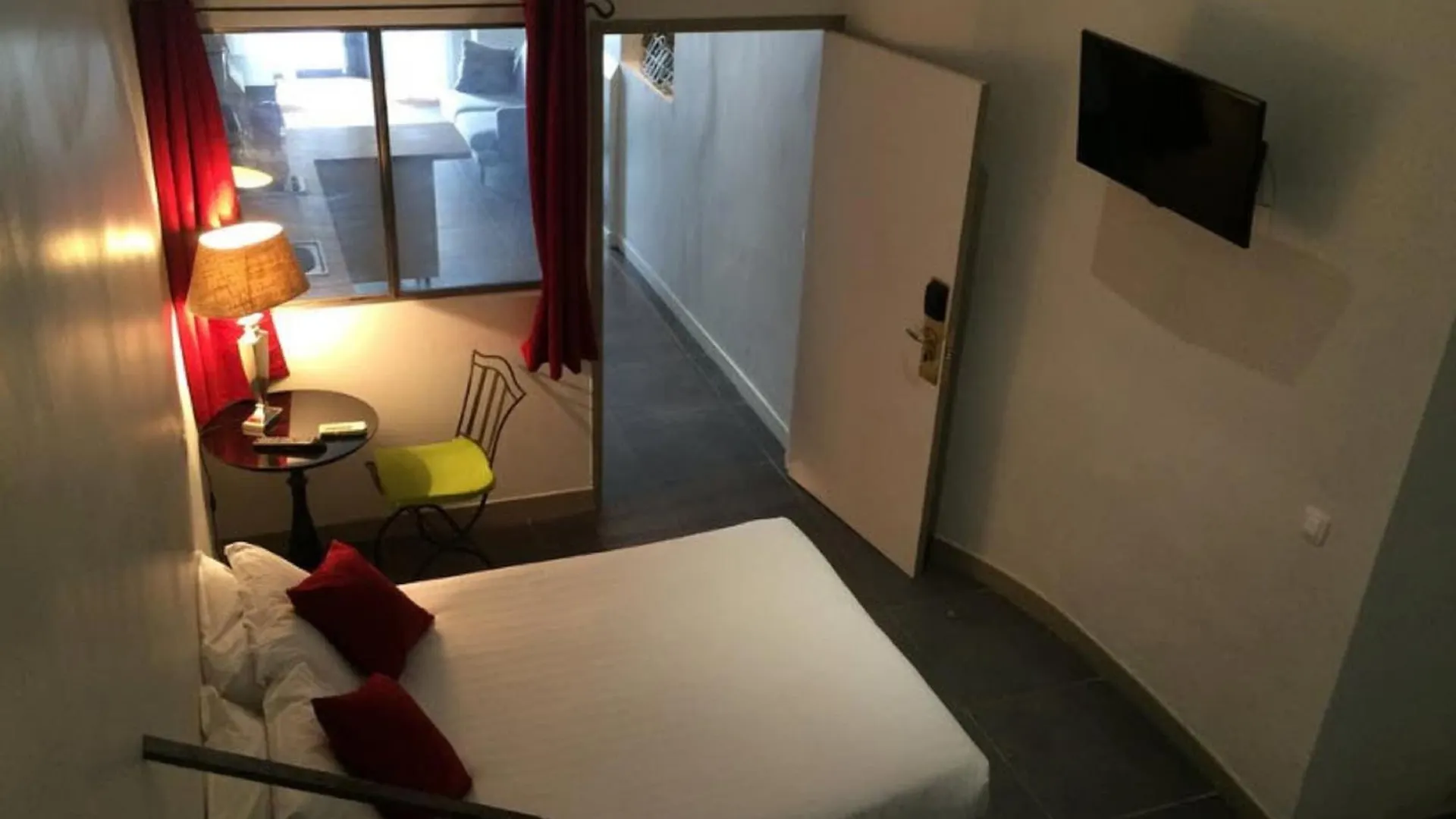 **  Hotel Little Regina Paris France